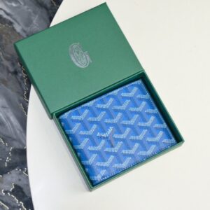 【AT2385】Goyard（ゴヤール）は1853年に設立され、160年以上の歴史を誇るブランドで、麻、綿、大麻繊維が混合された生地に光沢のあるカスタ-式樹脂が塗布されています。防水で丈夫で耐久性に優れており、多くの有名人、王室、貴族に支持されています。