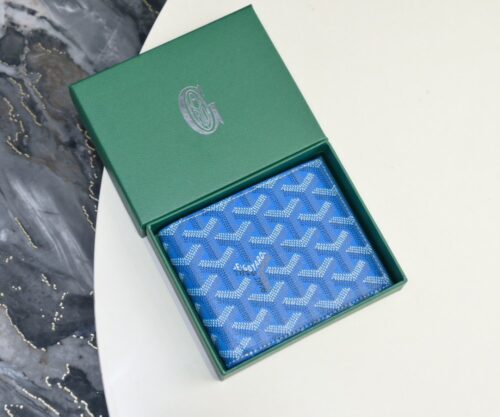 【AT2385】Goyard（ゴヤール）は1853年に設立され、160年以上の歴史を誇るブランドで、麻、綿、大麻繊維が混合された生地に光沢のあるカスタ-式樹脂が塗布されています。防水で丈夫で耐久性に優れており、多くの有名人、王室、貴族に支持されています。