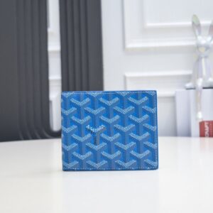 【AT2385】Goyard（ゴヤール）は1853年に設立され、160年以上の歴史を誇るブランドで、麻、綿、大麻繊維が混合された生地に光沢のあるカスタ-式樹脂が塗布されています。防水で丈夫で耐久性に優れており、多くの有名人、王室、貴族に支持されています。