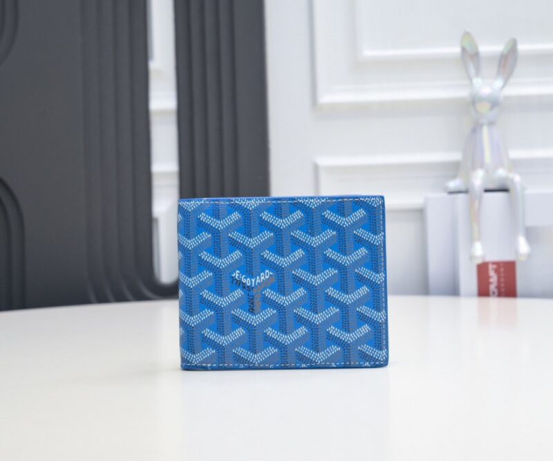 【AT2385】Goyard（ゴヤール）は1853年に設立され、160年以上の歴史を誇るブランドで、麻、綿、大麻繊維が混合された生地に光沢のあるカスタ-式樹脂が塗布されています。防水で丈夫で耐久性に優れており、多くの有名人、王室、貴族に支持されています。