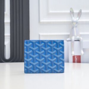 【AT2385】Goyard（ゴヤール）は1853年に設立され、160年以上の歴史を誇るブランドで、麻、綿、大麻繊維が混合された生地に光沢のあるカスタ-式樹脂が塗布されています。防水で丈夫で耐久性に優れており、多くの有名人、王室、貴族に支持されています。