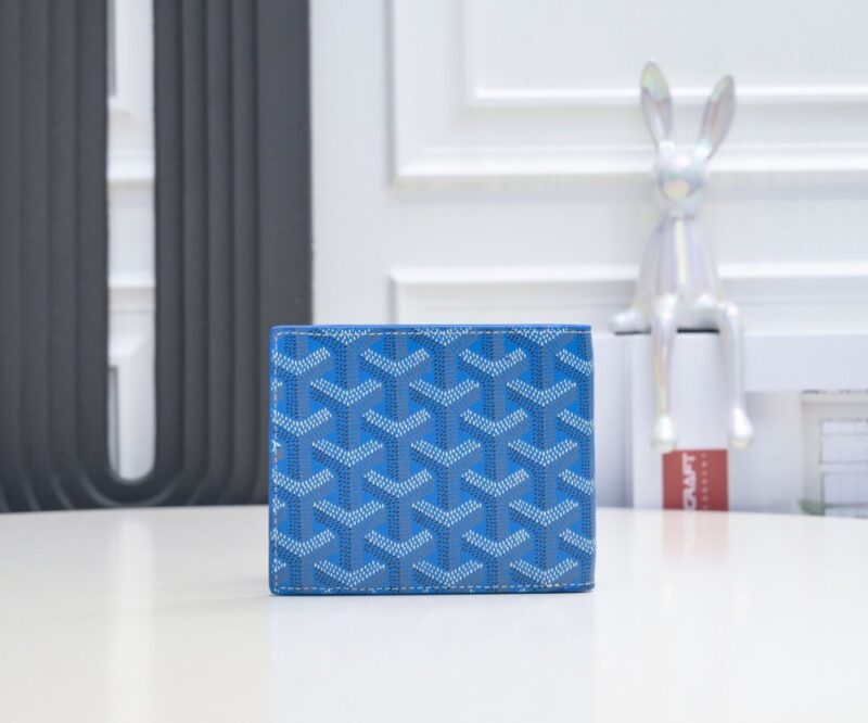 【AT2385】Goyard（ゴヤール）は1853年に設立され、160年以上の歴史を誇るブランドで、麻、綿、大麻繊維が混合された生地に光沢のあるカスタ-式樹脂が塗布されています。防水で丈夫で耐久性に優れており、多くの有名人、王室、貴族に支持されています。