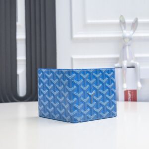 【AT2385】Goyard（ゴヤール）は1853年に設立され、160年以上の歴史を誇るブランドで、麻、綿、大麻繊維が混合された生地に光沢のあるカスタ-式樹脂が塗布されています。防水で丈夫で耐久性に優れており、多くの有名人、王室、貴族に支持されています。