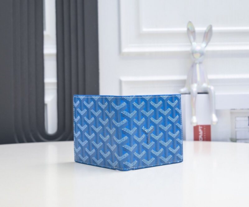 【AT2385】Goyard（ゴヤール）は1853年に設立され、160年以上の歴史を誇るブランドで、麻、綿、大麻繊維が混合された生地に光沢のあるカスタ-式樹脂が塗布されています。防水で丈夫で耐久性に優れており、多くの有名人、王室、貴族に支持されています。