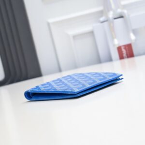 【AT2385】Goyard（ゴヤール）は1853年に設立され、160年以上の歴史を誇るブランドで、麻、綿、大麻繊維が混合された生地に光沢のあるカスタ-式樹脂が塗布されています。防水で丈夫で耐久性に優れており、多くの有名人、王室、貴族に支持されています。