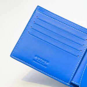 【AT2385】Goyard（ゴヤール）は1853年に設立され、160年以上の歴史を誇るブランドで、麻、綿、大麻繊維が混合された生地に光沢のあるカスタ-式樹脂が塗布されています。防水で丈夫で耐久性に優れており、多くの有名人、王室、貴族に支持されています。