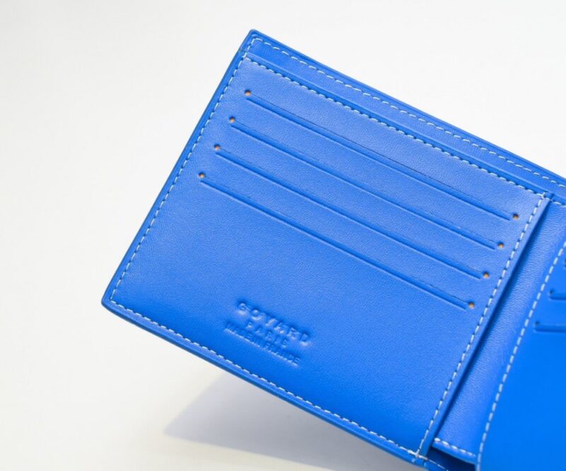 【AT2385】Goyard（ゴヤール）は1853年に設立され、160年以上の歴史を誇るブランドで、麻、綿、大麻繊維が混合された生地に光沢のあるカスタ-式樹脂が塗布されています。防水で丈夫で耐久性に優れており、多くの有名人、王室、貴族に支持されています。