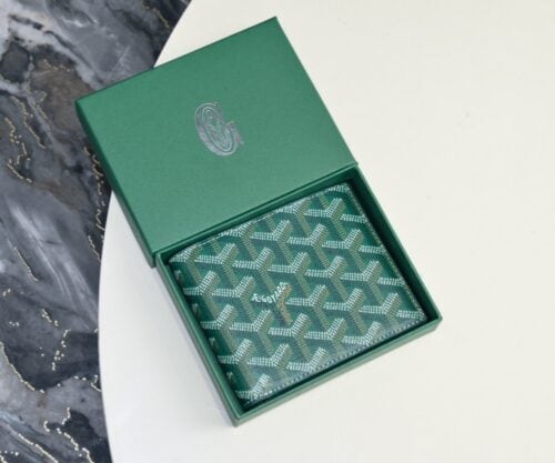 【AT2387】Goyard（ゴヤール）は1853年に設立され、160年以上の歴史を持っています。素材は麻、綿、麻繊維の混合から織られ、その後光沢のあるゴムアルデヒドでコーティングされており、防水性、丈夫さ、耐久性があり、有名人、王室、貴族に大人気です。 🎉🎉