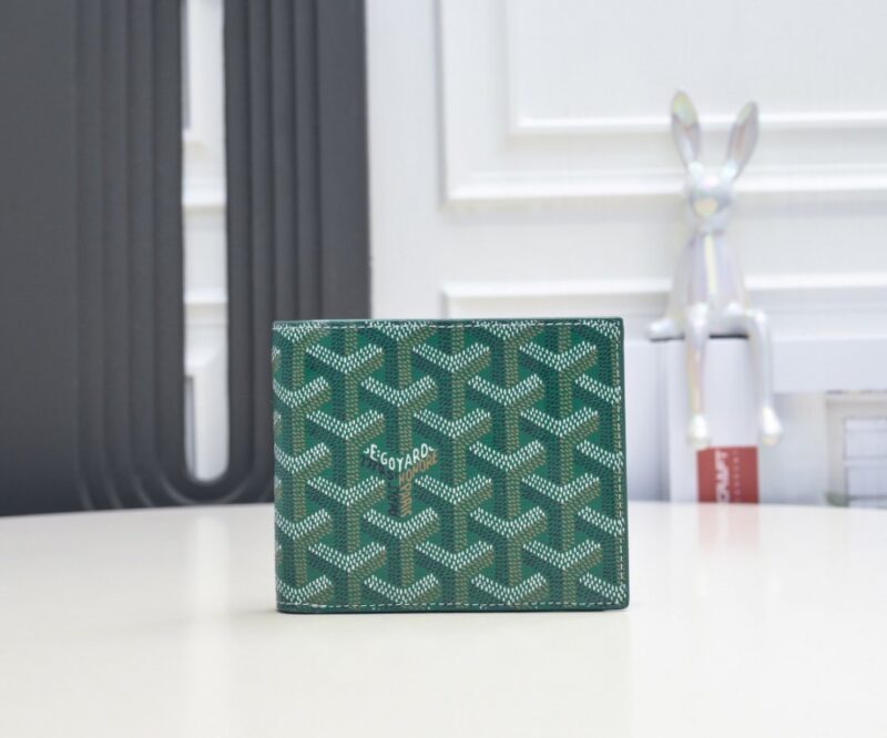 【AT2387】Goyard（ゴヤール）は1853年に設立され、160年以上の歴史を持っています。素材は麻、綿、麻繊維の混合から織られ、その後光沢のあるゴムアルデヒドでコーティングされており、防水性、丈夫さ、耐久性があり、有名人、王室、貴族に大人気です。 🎉🎉