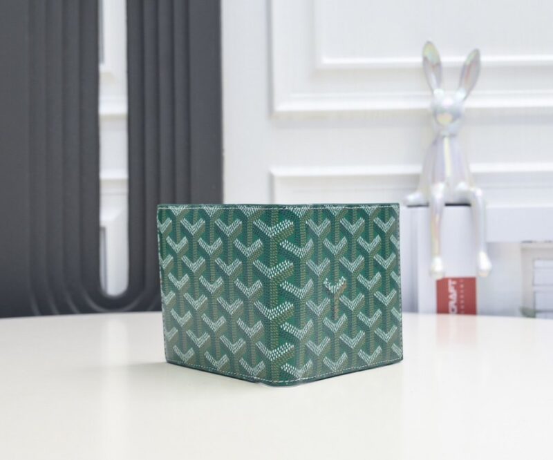 【AT2387】Goyard（ゴヤール）は1853年に設立され、160年以上の歴史を持っています。素材は麻、綿、麻繊維の混合から織られ、その後光沢のあるゴムアルデヒドでコーティングされており、防水性、丈夫さ、耐久性があり、有名人、王室、貴族に大人気です。 🎉🎉