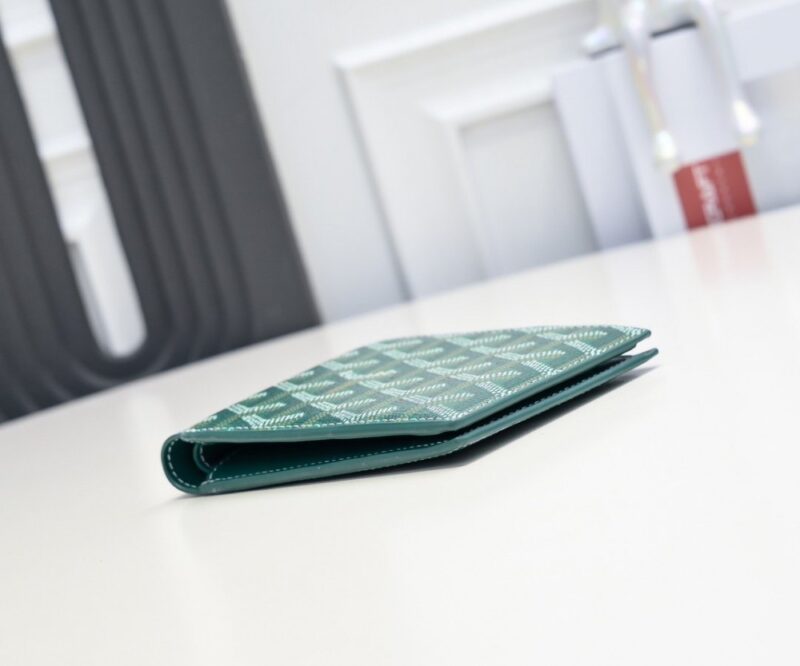 【AT2387】Goyard（ゴヤール）は1853年に設立され、160年以上の歴史を持っています。素材は麻、綿、麻繊維の混合から織られ、その後光沢のあるゴムアルデヒドでコーティングされており、防水性、丈夫さ、耐久性があり、有名人、王室、貴族に大人気です。 🎉🎉