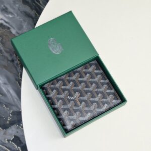 【AT2389】Goyard 1853年に設立されたゴヤールは、160年以上の歴史を誇るブランドです。素材は麻、綿、麻繊維の混合で、その後に光沢のある樹脂コーティングが施されており、防水性、頑丈さ、耐久性があります。有名人、王室、貴族に大変人気があります。