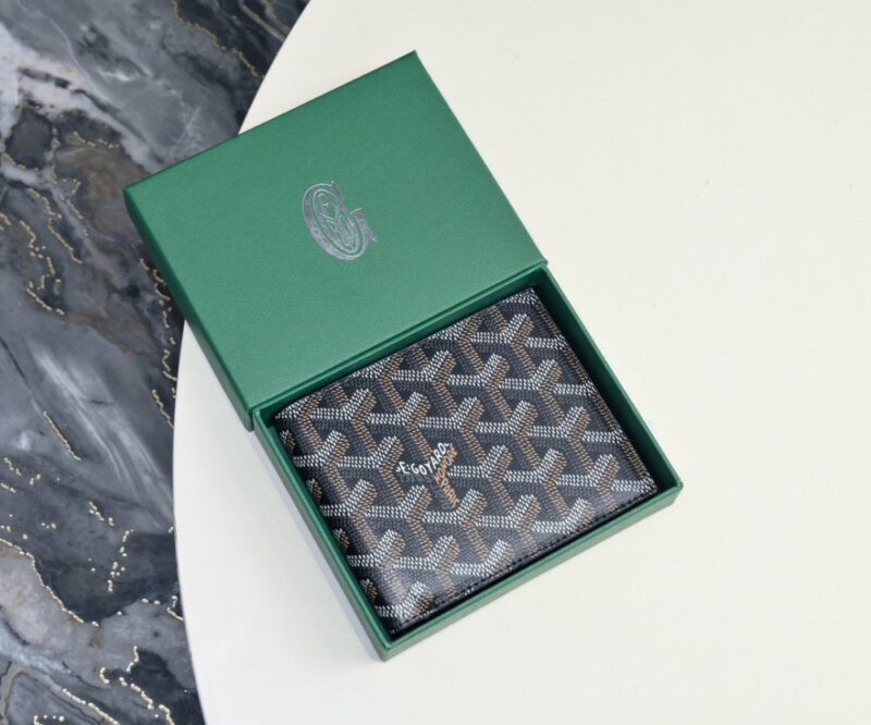 【AT2389】Goyard 1853年に設立されたゴヤールは、160年以上の歴史を誇るブランドです。素材は麻、綿、麻繊維の混合で、その後に光沢のある樹脂コーティングが施されており、防水性、頑丈さ、耐久性があります。有名人、王室、貴族に大変人気があります。