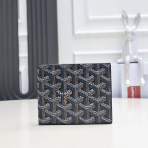 【AT2389】Goyard 1853年に設立されたゴヤールは、160年以上の歴史を誇るブランドです。素材は麻、綿、麻繊維の混合で、その後に光沢のある樹脂コーティングが施されており、防水性、頑丈さ、耐久性があります。有名人、王室、貴族に大変人気があります。