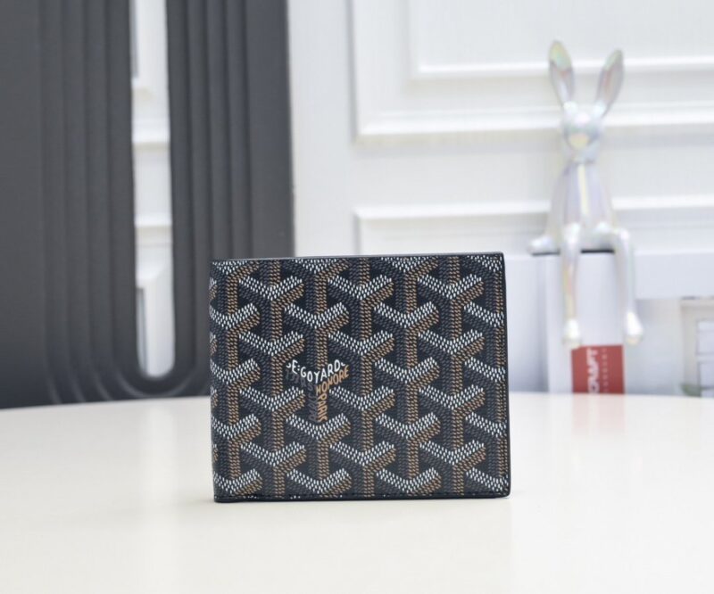 【AT2389】Goyard 1853年に設立されたゴヤールは、160年以上の歴史を誇るブランドです。素材は麻、綿、麻繊維の混合で、その後に光沢のある樹脂コーティングが施されており、防水性、頑丈さ、耐久性があります。有名人、王室、貴族に大変人気があります。