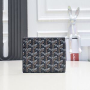 【AT2389】Goyard 1853年に設立されたゴヤールは、160年以上の歴史を誇るブランドです。素材は麻、綿、麻繊維の混合で、その後に光沢のある樹脂コーティングが施されており、防水性、頑丈さ、耐久性があります。有名人、王室、貴族に大変人気があります。