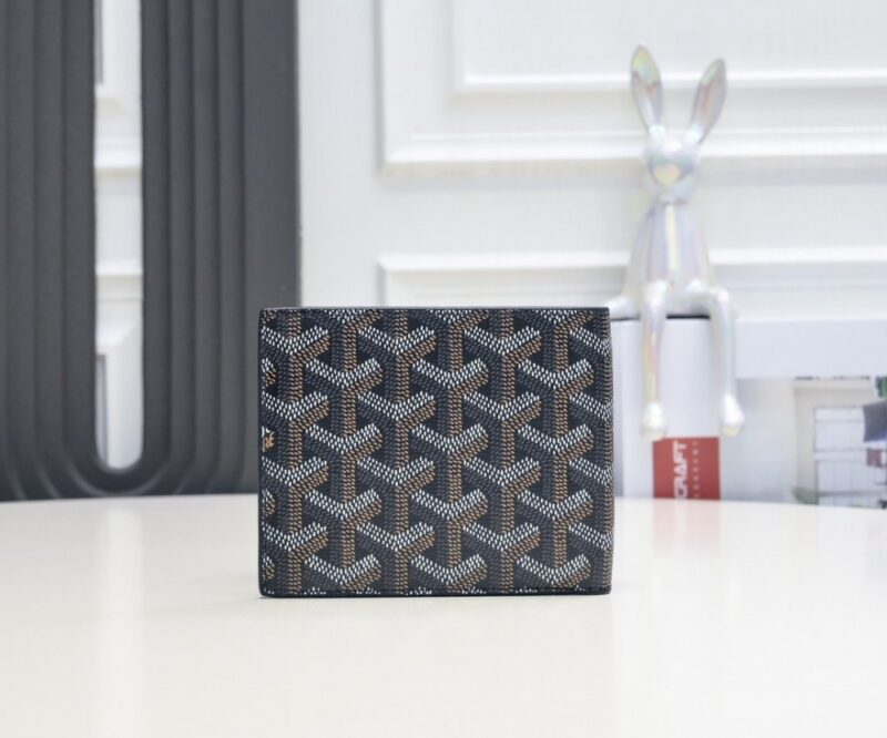 【AT2389】Goyard 1853年に設立されたゴヤールは、160年以上の歴史を誇るブランドです。素材は麻、綿、麻繊維の混合で、その後に光沢のある樹脂コーティングが施されており、防水性、頑丈さ、耐久性があります。有名人、王室、貴族に大変人気があります。