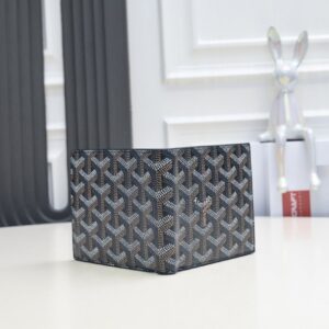 【AT2389】Goyard 1853年に設立されたゴヤールは、160年以上の歴史を誇るブランドです。素材は麻、綿、麻繊維の混合で、その後に光沢のある樹脂コーティングが施されており、防水性、頑丈さ、耐久性があります。有名人、王室、貴族に大変人気があります。