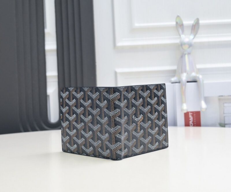 【AT2389】Goyard 1853年に設立されたゴヤールは、160年以上の歴史を誇るブランドです。素材は麻、綿、麻繊維の混合で、その後に光沢のある樹脂コーティングが施されており、防水性、頑丈さ、耐久性があります。有名人、王室、貴族に大変人気があります。