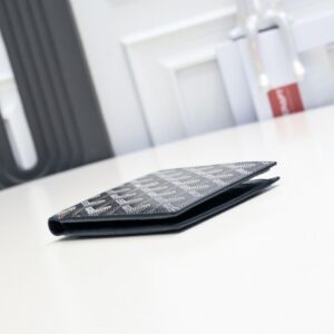 【AT2389】Goyard 1853年に設立されたゴヤールは、160年以上の歴史を誇るブランドです。素材は麻、綿、麻繊維の混合で、その後に光沢のある樹脂コーティングが施されており、防水性、頑丈さ、耐久性があります。有名人、王室、貴族に大変人気があります。