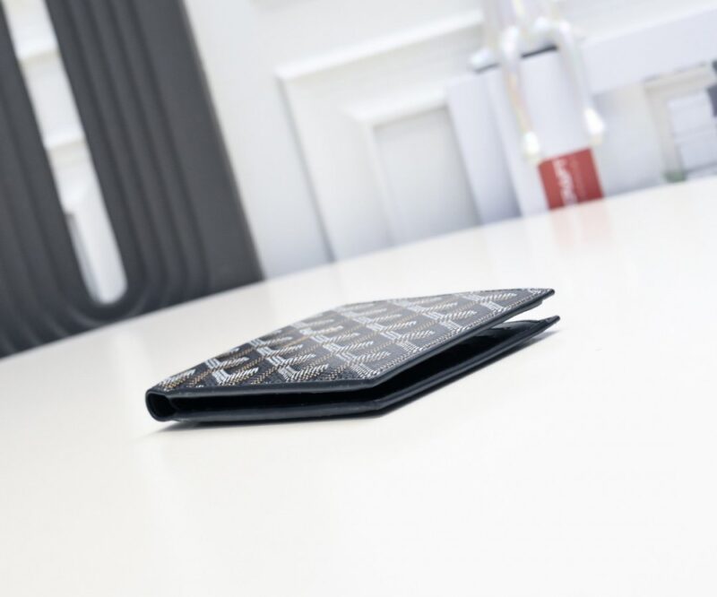【AT2389】Goyard 1853年に設立されたゴヤールは、160年以上の歴史を誇るブランドです。素材は麻、綿、麻繊維の混合で、その後に光沢のある樹脂コーティングが施されており、防水性、頑丈さ、耐久性があります。有名人、王室、貴族に大変人気があります。