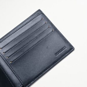 【AT2389】Goyard 1853年に設立されたゴヤールは、160年以上の歴史を誇るブランドです。素材は麻、綿、麻繊維の混合で、その後に光沢のある樹脂コーティングが施されており、防水性、頑丈さ、耐久性があります。有名人、王室、貴族に大変人気があります。