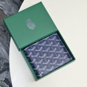 【AT2390】Goyard 1853年に設立されたゴヤールは、160年以上の歴史を誇るブランドです。素材には麻、綿、麻繊維の混合物が使用され、それに光沢を持たせるために樹脂を塗布しています。防水性があり、丈夫で耐久力があり、多くのセレブリティや王室、貴族に愛されています。
