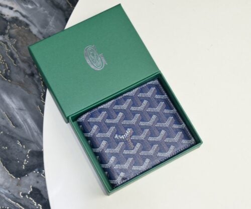 【AT2390】Goyard 1853年に設立されたゴヤールは、160年以上の歴史を誇るブランドです。素材には麻、綿、麻繊維の混合物が使用され、それに光沢を持たせるために樹脂を塗布しています。防水性があり、丈夫で耐久力があり、多くのセレブリティや王室、貴族に愛されています。