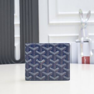 【AT2390】Goyard 1853年に設立されたゴヤールは、160年以上の歴史を誇るブランドです。素材には麻、綿、麻繊維の混合物が使用され、それに光沢を持たせるために樹脂を塗布しています。防水性があり、丈夫で耐久力があり、多くのセレブリティや王室、貴族に愛されています。