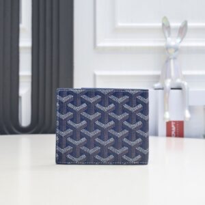 【AT2390】Goyard 1853年に設立されたゴヤールは、160年以上の歴史を誇るブランドです。素材には麻、綿、麻繊維の混合物が使用され、それに光沢を持たせるために樹脂を塗布しています。防水性があり、丈夫で耐久力があり、多くのセレブリティや王室、貴族に愛されています。