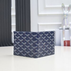 【AT2390】Goyard 1853年に設立されたゴヤールは、160年以上の歴史を誇るブランドです。素材には麻、綿、麻繊維の混合物が使用され、それに光沢を持たせるために樹脂を塗布しています。防水性があり、丈夫で耐久力があり、多くのセレブリティや王室、貴族に愛されています。