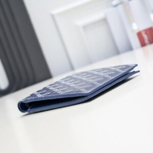 【AT2390】Goyard 1853年に設立されたゴヤールは、160年以上の歴史を誇るブランドです。素材には麻、綿、麻繊維の混合物が使用され、それに光沢を持たせるために樹脂を塗布しています。防水性があり、丈夫で耐久力があり、多くのセレブリティや王室、貴族に愛されています。