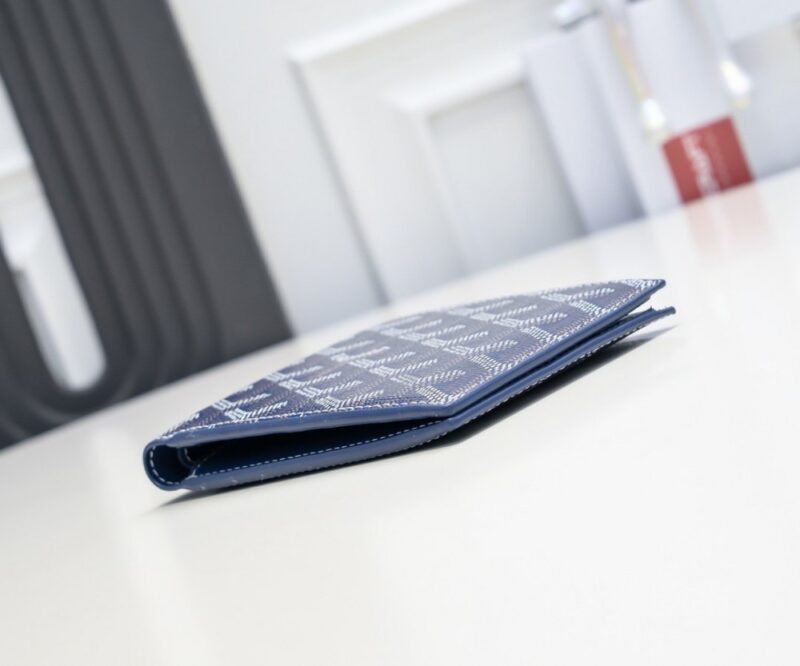 【AT2390】Goyard 1853年に設立されたゴヤールは、160年以上の歴史を誇るブランドです。素材には麻、綿、麻繊維の混合物が使用され、それに光沢を持たせるために樹脂を塗布しています。防水性があり、丈夫で耐久力があり、多くのセレブリティや王室、貴族に愛されています。