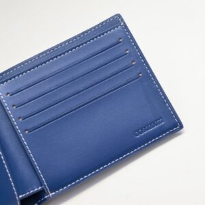【AT2390】Goyard 1853年に設立されたゴヤールは、160年以上の歴史を誇るブランドです。素材には麻、綿、麻繊維の混合物が使用され、それに光沢を持たせるために樹脂を塗布しています。防水性があり、丈夫で耐久力があり、多くのセレブリティや王室、貴族に愛されています。