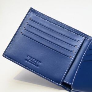 【AT2390】Goyard 1853年に設立されたゴヤールは、160年以上の歴史を誇るブランドです。素材には麻、綿、麻繊維の混合物が使用され、それに光沢を持たせるために樹脂を塗布しています。防水性があり、丈夫で耐久力があり、多くのセレブリティや王室、貴族に愛されています。