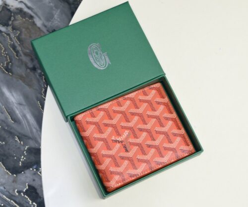 【AT2391】1853年に設立されたゴヤール（Goyard）は、160年以上の歴史を持ち、麻、綿、大麻繊維の混合物で織られた生地に光沢のあるツリーゴム醛糖が塗られており、防水性、丈夫さ、耐久性があり、有名人、王室、貴族に大変人気があります。🎉🎉