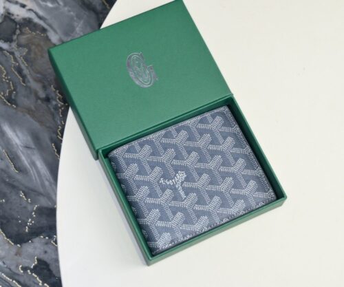 【AT2392】ゴヤール（Goyard）は1853年に設立され、160年以上の歴史を誇るブランドです。素材は麻、綿、大麻繊維を混合して織り上げ、その後に光沢のある樹脂を塗布して防水性、丈夫さ、耐久性を高めています。多くの有名人、王室、貴族に愛用されています。