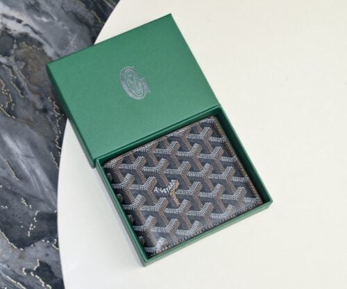 【AT2393】Goyard（ゴヤール）は1853年に設立され、160年以上の歴史があり、素材は麻、綿、大麻繊維の混合物で、光沢のある天然樹脂で塗装されており、防水性、強度、耐久性に優れています。多くのセレブリティ、王室、貴族に支持されています。
