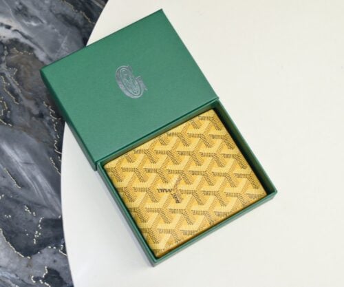【AT2394】ゴヤール（Goyard）は1853年に設立され、160年以上の歴史を誇るブランドです。素材は麻、綿、および麻繊維の混紡で、光沢のある樹脂でコーティングされており、防水性があり丈夫で耐久性があります。多くの有名人、王室、貴族に愛されています。