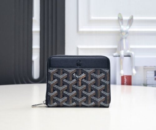 【AT2399】Goyard ゴヤールは、1853年にフランスで生まれた高品質なラグジュアリーブランドです。布地は麻、綿、大麻繊維を混合して織り上げ、さらに樹脂コーティングを施して防水性と耐久性を兼ね備えています。この伝統は近200年にわたり受け継がれており、ゴヤールの短いラウンドファスナー財布はその代表的な製品の1つです。
