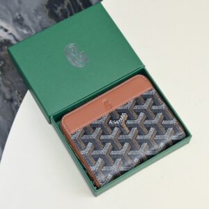 【AT2400】高品質なオリジナルのGoyard ゴヤール 短いファスナー付き財布 1853年にフランスで生まれた 歴史を受け継ぐ二百年近い歴史 素材はリネン、綿、麻の混合織りで光沢のある樹脂糖を塗って 防水性と耐久性を兼ね備えています