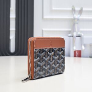 【AT2400】高品質なオリジナルのGoyard ゴヤール 短いファスナー付き財布 1853年にフランスで生まれた 歴史を受け継ぐ二百年近い歴史 素材はリネン、綿、麻の混合織りで光沢のある樹脂糖を塗って 防水性と耐久性を兼ね備えています