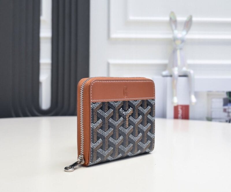 【AT2400】高品質なオリジナルのGoyard ゴヤール 短いファスナー付き財布 1853年にフランスで生まれた 歴史を受け継ぐ二百年近い歴史 素材はリネン、綿、麻の混合織りで光沢のある樹脂糖を塗って 防水性と耐久性を兼ね備えています