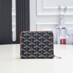 【AT2400】高品質なオリジナルのGoyard ゴヤール 短いファスナー付き財布 1853年にフランスで生まれた 歴史を受け継ぐ二百年近い歴史 素材はリネン、綿、麻の混合織りで光沢のある樹脂糖を塗って 防水性と耐久性を兼ね備えています