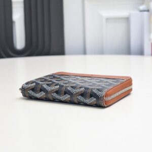 【AT2400】高品質なオリジナルのGoyard ゴヤール 短いファスナー付き財布 1853年にフランスで生まれた 歴史を受け継ぐ二百年近い歴史 素材はリネン、綿、麻の混合織りで光沢のある樹脂糖を塗って 防水性と耐久性を兼ね備えています