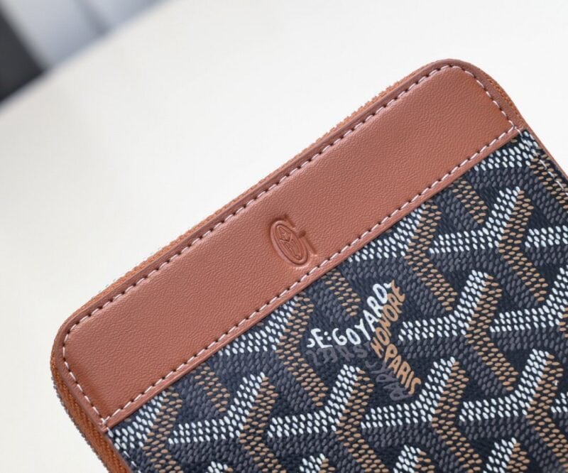 【AT2400】高品質なオリジナルのGoyard ゴヤール 短いファスナー付き財布 1853年にフランスで生まれた 歴史を受け継ぐ二百年近い歴史 素材はリネン、綿、麻の混合織りで光沢のある樹脂糖を塗って 防水性と耐久性を兼ね備えています