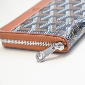 【AT2400】高品質なオリジナルのGoyard ゴヤール 短いファスナー付き財布 1853年にフランスで生まれた 歴史を受け継ぐ二百年近い歴史 素材はリネン、綿、麻の混合織りで光沢のある樹脂糖を塗って 防水性と耐久性を兼ね備えています