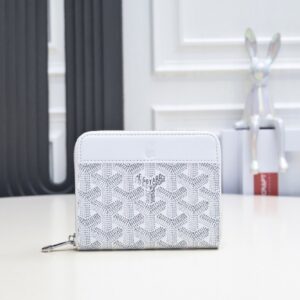 【AT2403】Goyard これは1853年にフランスで始まったGoyardの高品質なオリジナル製品で、200年以上の歴史を継承しています。生地は麻、綿、大麻繊維の混合物であり、光沢のある樹脂糖でコーティングされており、防水性があり耐久性もあります。