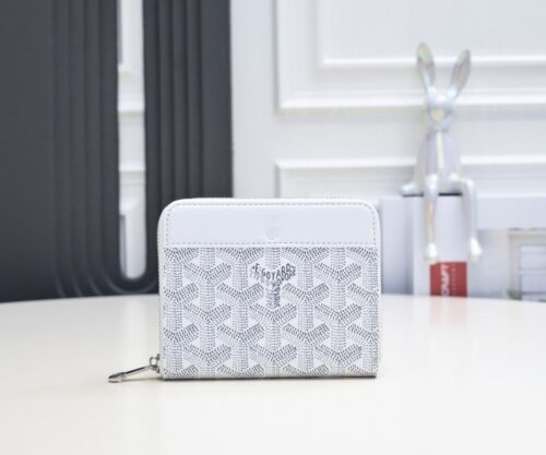 【AT2403】Goyard これは1853年にフランスで始まったGoyardの高品質なオリジナル製品で、200年以上の歴史を継承しています。生地は麻、綿、大麻繊維の混合物であり、光沢のある樹脂糖でコーティングされており、防水性があり耐久性もあります。