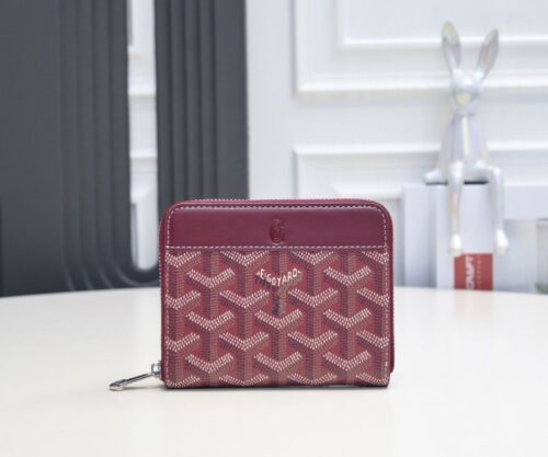 【AT2404】この高品質のオリジナル単一質のGoyard（ゴヤール）短いファスナー財布は、1853年にフランスで誕生し、約200年の歴史と伝統を受け継いでいます。生地は麻繊維と綿、大麻を混合して織り上げられ、表面に光沢のある樹脂糖型の樹脂が塗布されています。防水性に優れており、耐久性があります。